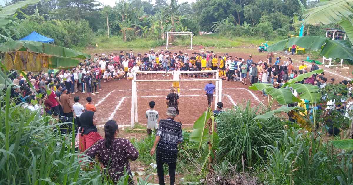 Dipadati Ratusan Penonton, Final Sepak Bola Liga Gusuran Season VII Dilapangan Dozer