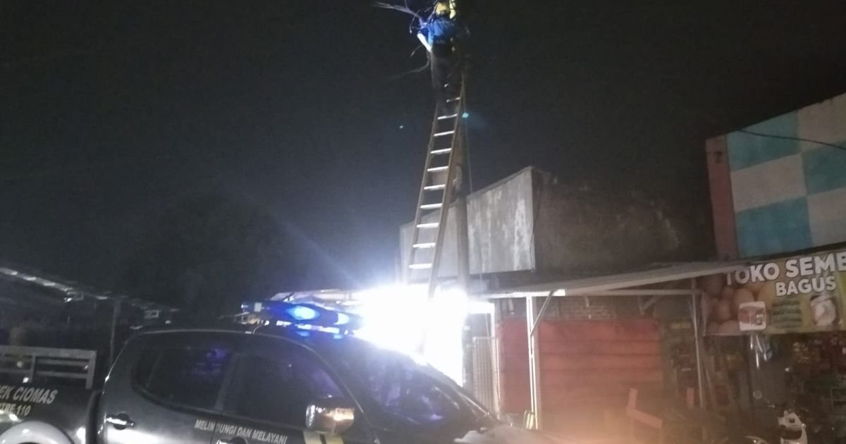 Usai Buka Puasa Warga Ciomas Dikejutkan Kabel Terputus dan Keluarkan Percikan Api