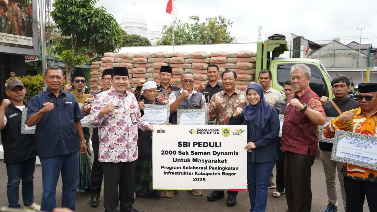 Melalui Program TJSL Bupati Bogor Serahkan Bantuan Sarana Keagamaan, Pendidikan dan Wisata di Kecamatan Cisarua
