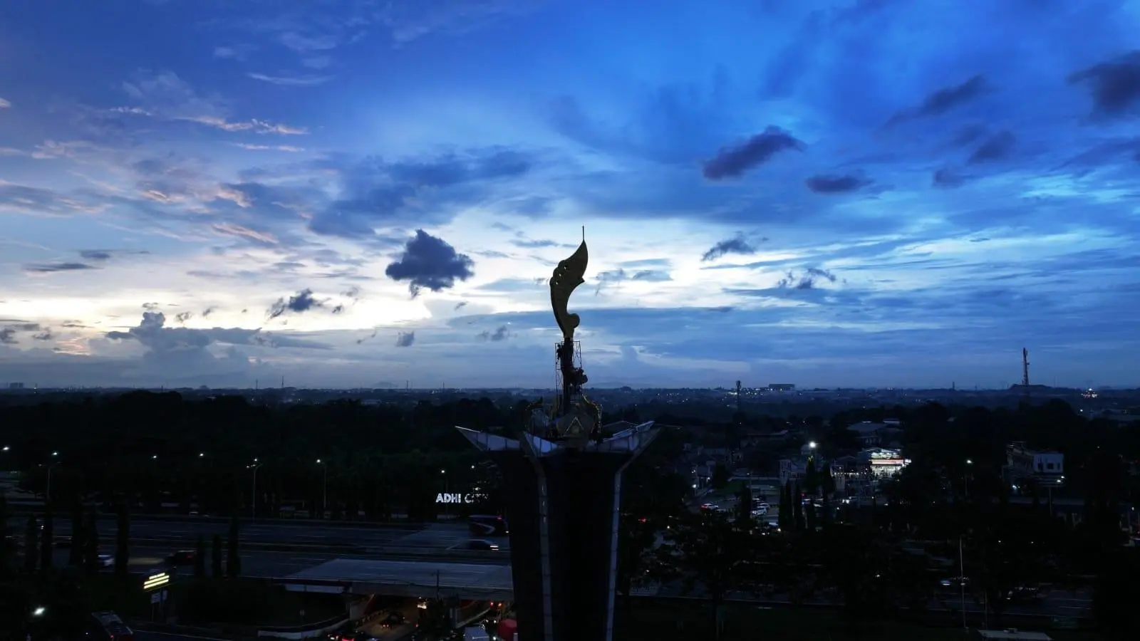 Bupati Bogor Resmi  Pasang Ornamen Kujang, Dorong Penataan Kota Ruang Publik di Berbagai Titik Strategis