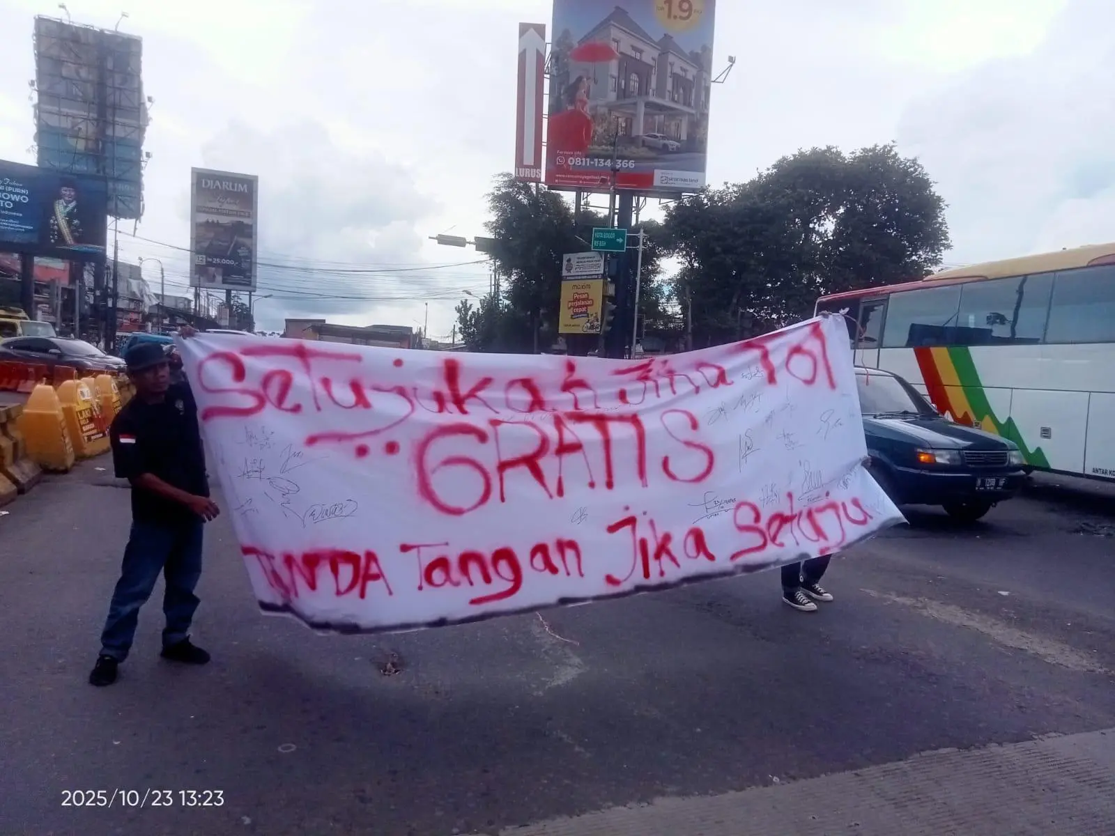 Puluhan Mahasiswa Gelar Aksi Didepan Pintu Tol Ciawi, Ternyata  ini Tuntutannya