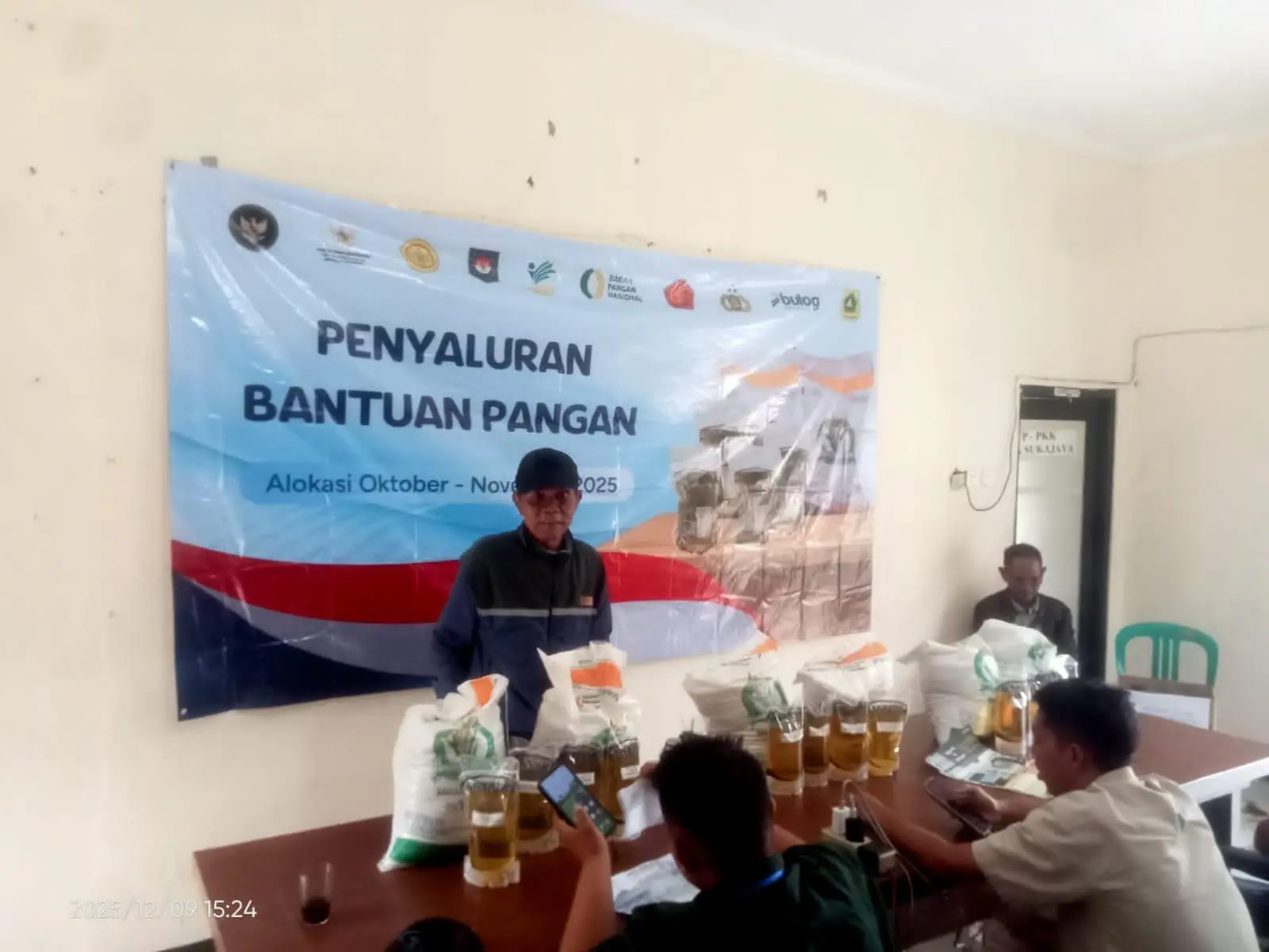 Pemdes Sukajaya Salurkan Bantuan Beras dan Minyak Goreng Kepada 792 KPM