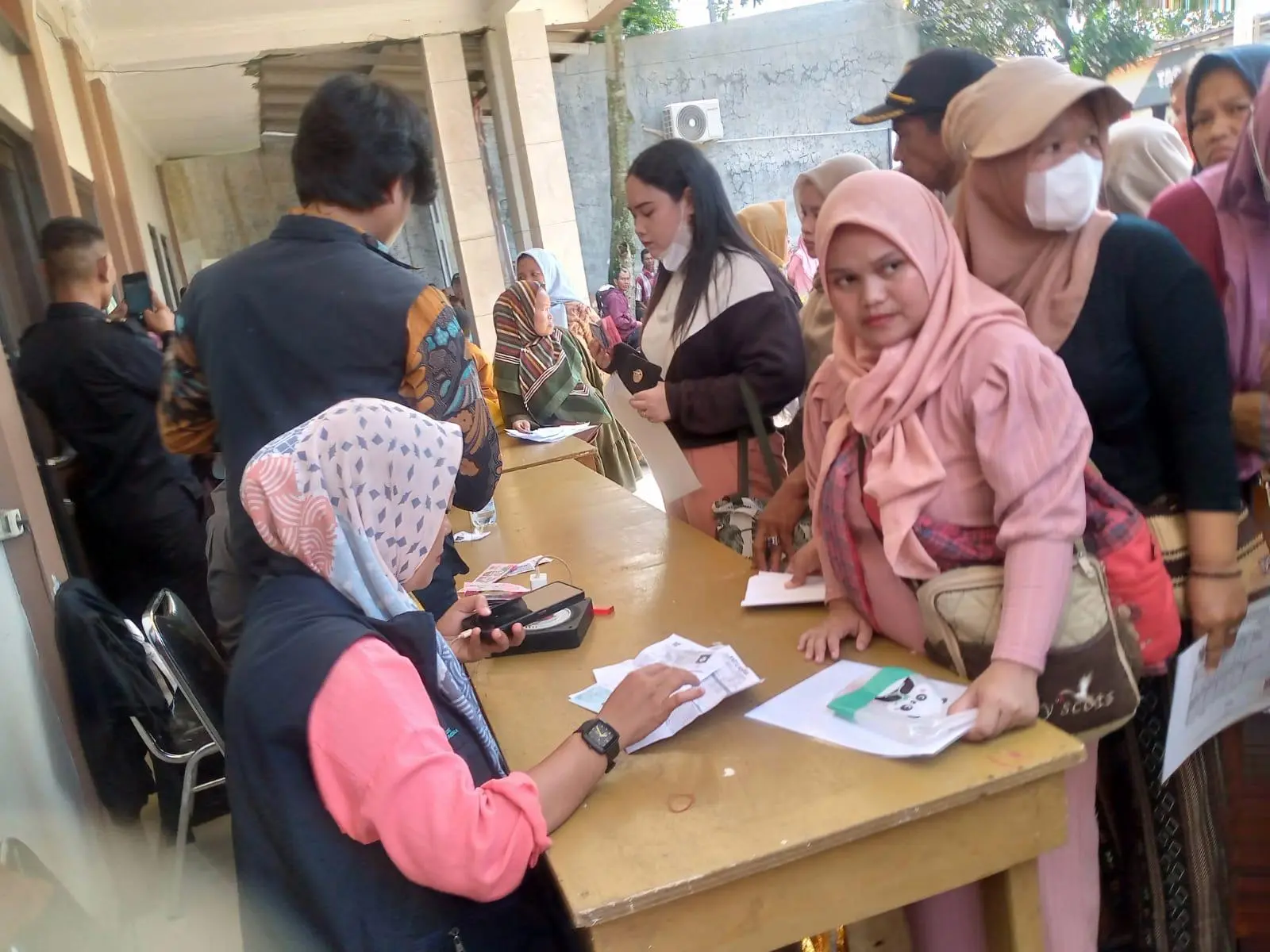 Dipadati Warga 15 RW, Pemdes Tegal Salurkan Bansos, ini Bentuk Bantuannya