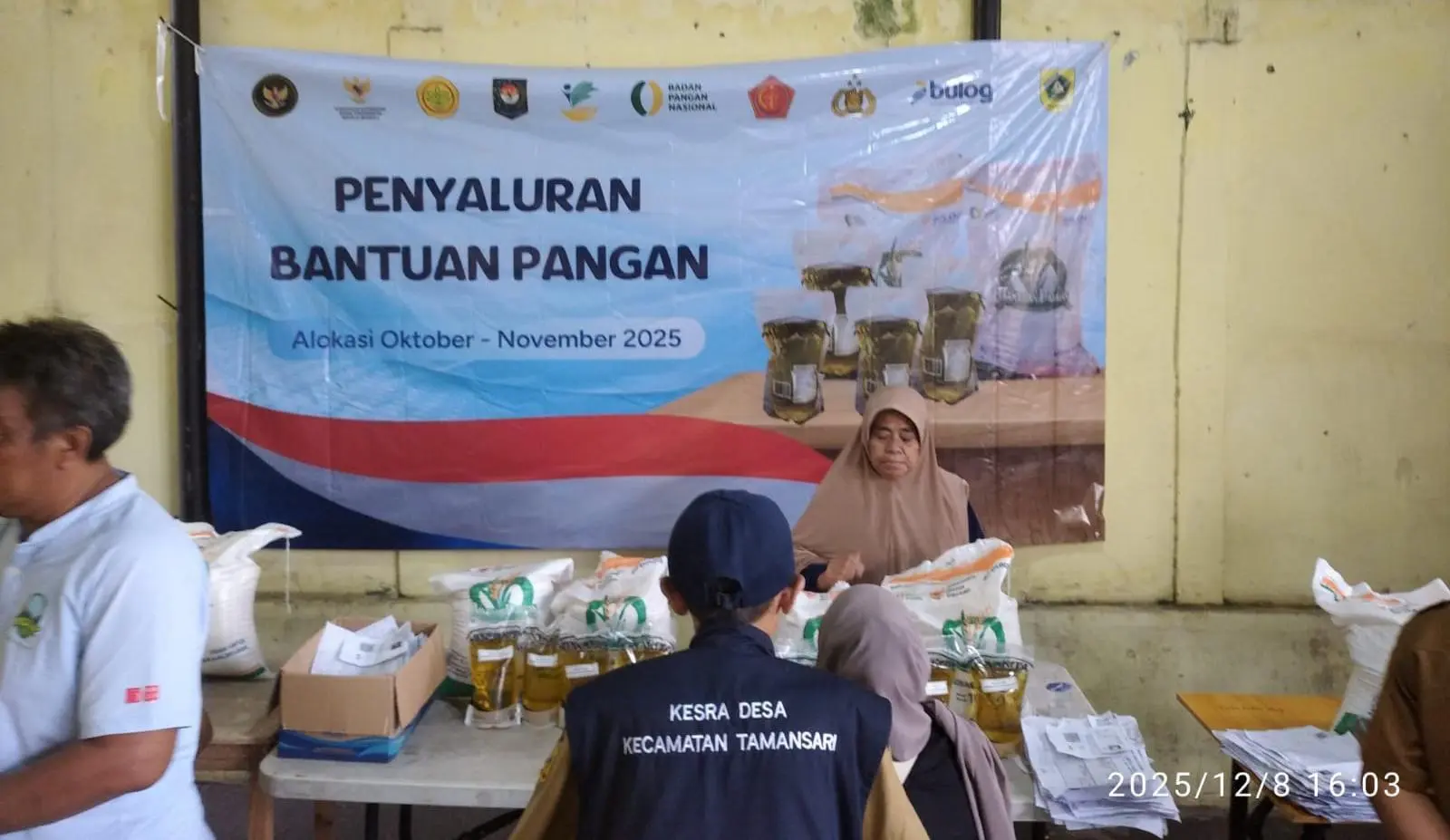 Pemdes Sukamantri Salurkan 2000 Karung Beras Kepada Keluarga Penerima Manfaat