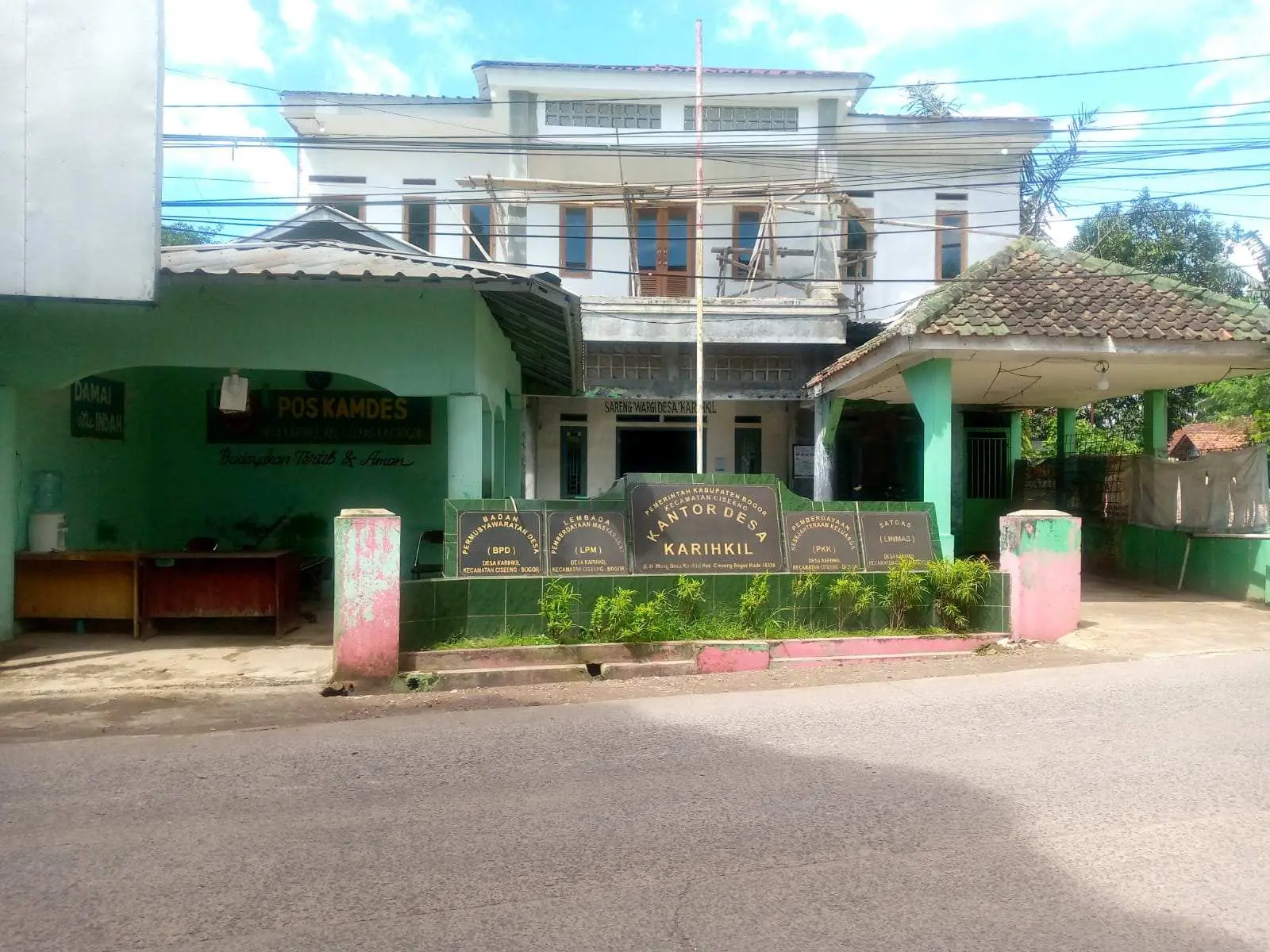 Bersumber APBD, Pemdes  Karihkil Rehap Kantor, Kondisi Bangunan Mendakati Finishing