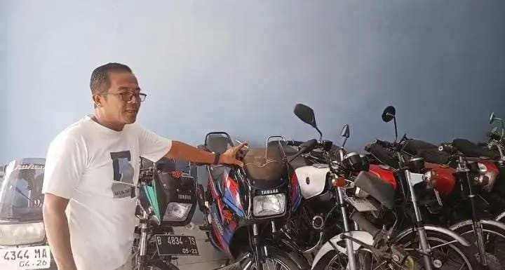 Ngga Kalah Saing, Kades Cibeuteung Udik Bergelut Bisnis Motor Jadul
