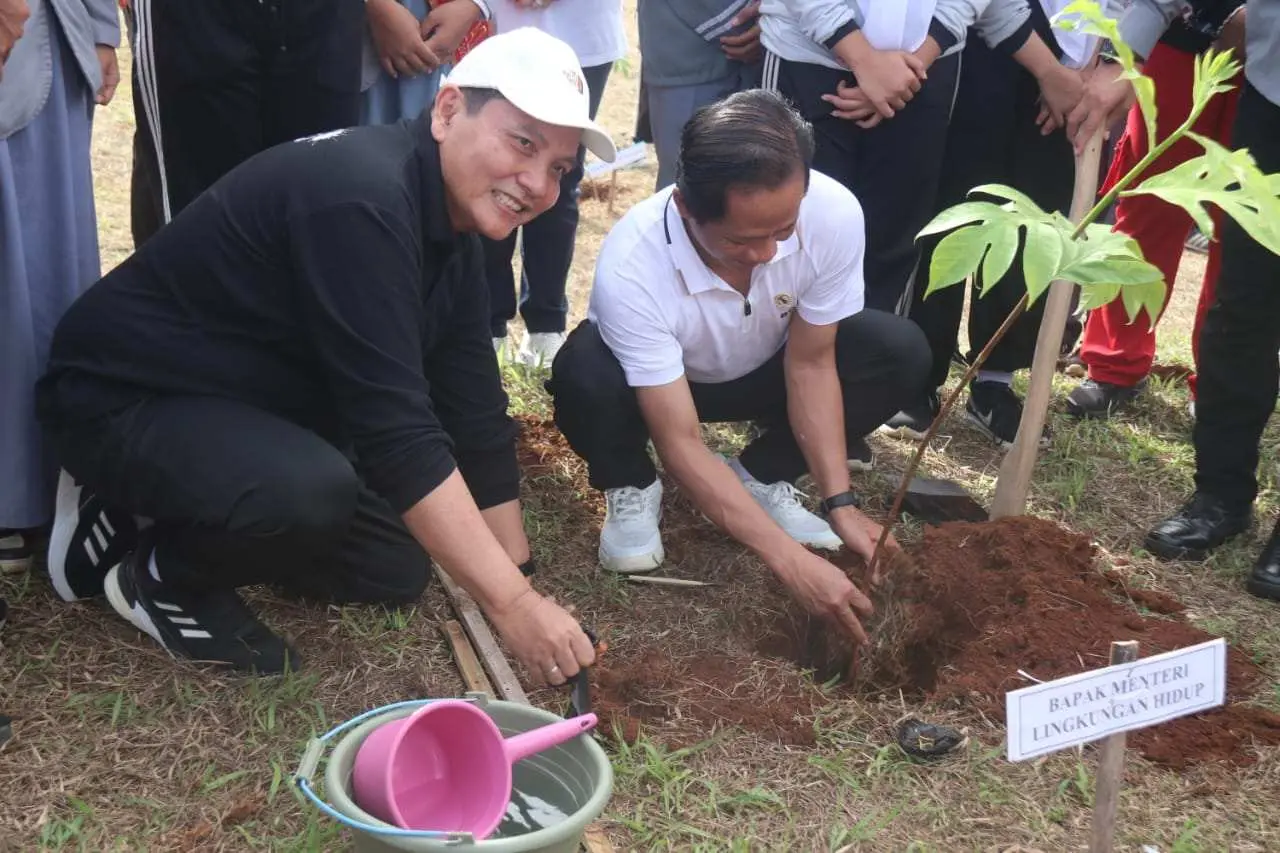 Perkuat Kesadaran Lingkungan di Kalangan Generasi Muda, Pj. Bupati Bogor Bersama Menteri LH Kunjungi SMAN 1 Sukaraja