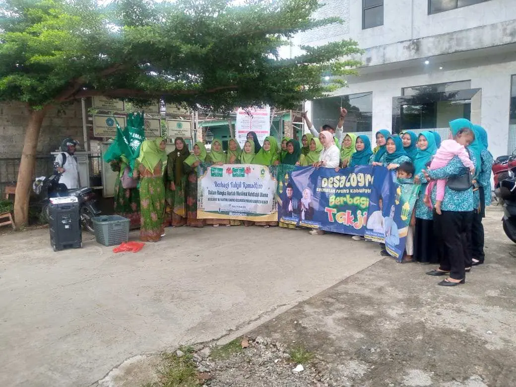 Alhamdulilah, TP-PKK Desa Cogreg Bagikan 300 Bungkus Takjil ke pengguna jalan