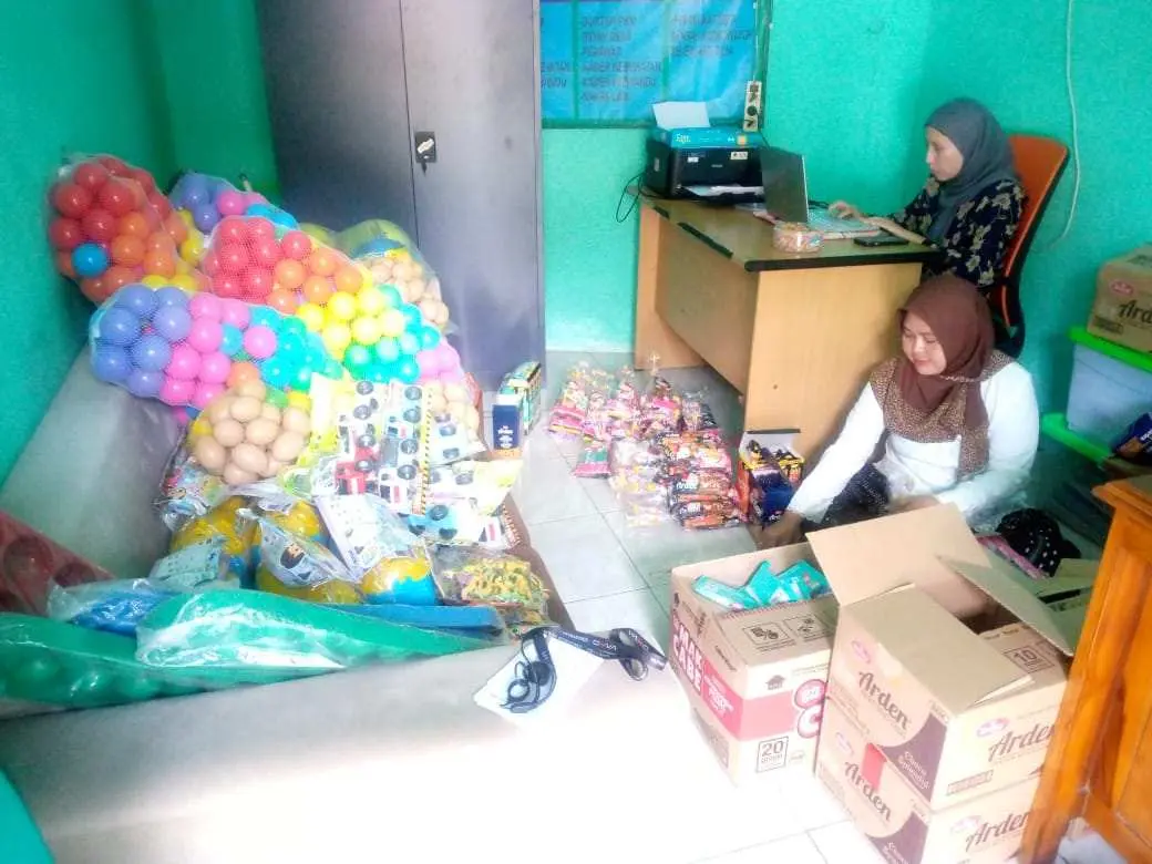 TP-PKK Desa Cimulang Berikan Makan Sehat Gratis dan  Mainan di Empat Titik Paud/TK