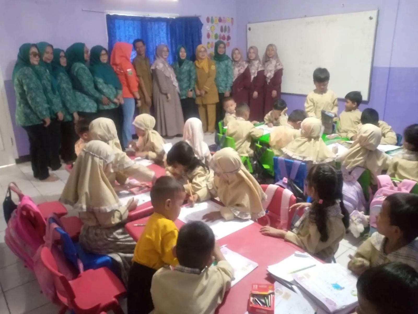 Penyerahan Makanan Sehat dan Mainan di Empat Titik Paud/TK Desa Cimulang  Disambut Baik Kepsek, ini Penjelasannya