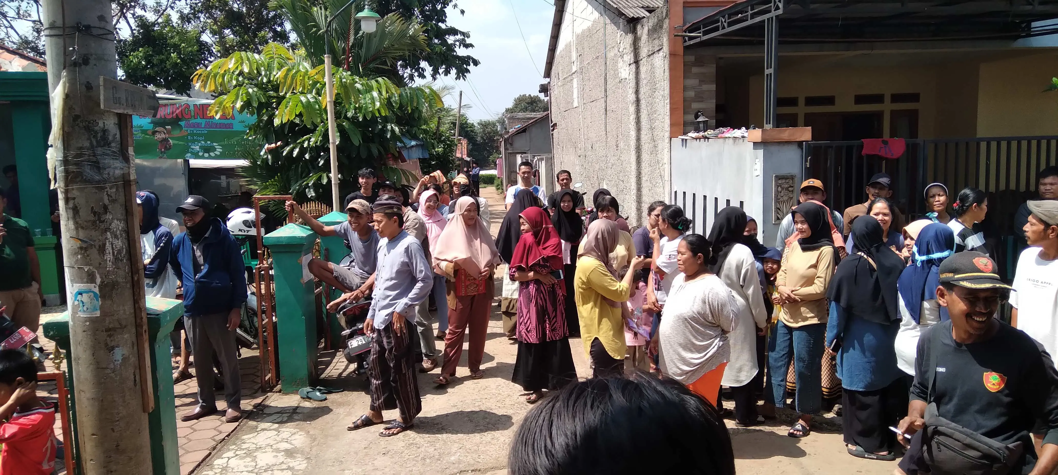 Ratusan Warga Gelar Aksi Demo, Minta Tutup Ponpes di Parung,
