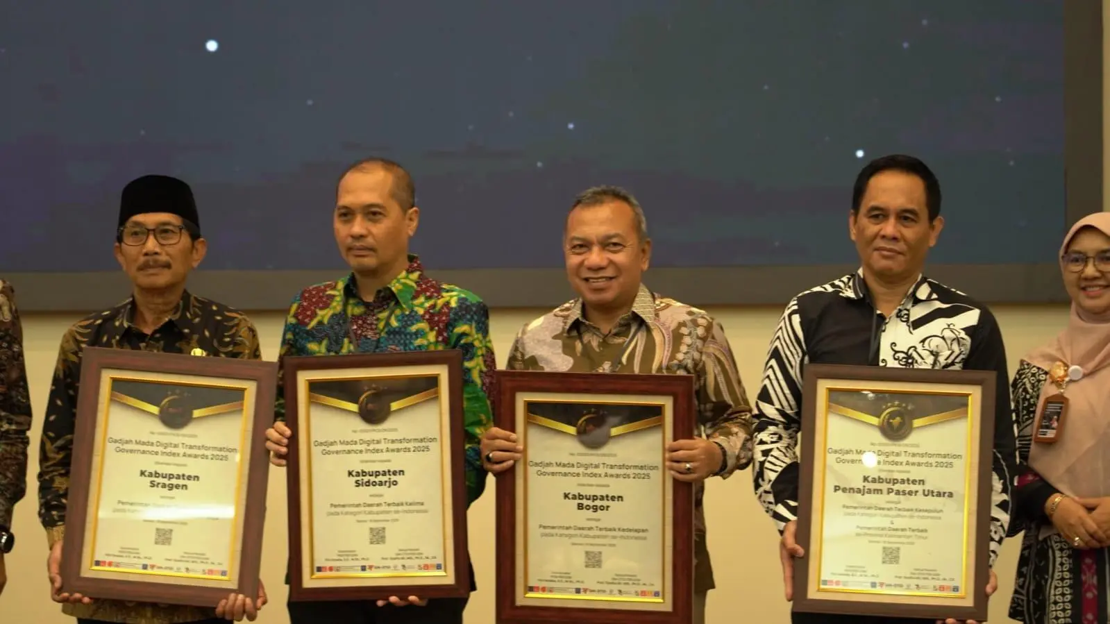 Katagori Kabupaten Terbaik se-Indonesia, Diskoimfo Kabupaten Bogor Raih Penghargaan Gadjah Mada Digital Transformation Governance Index