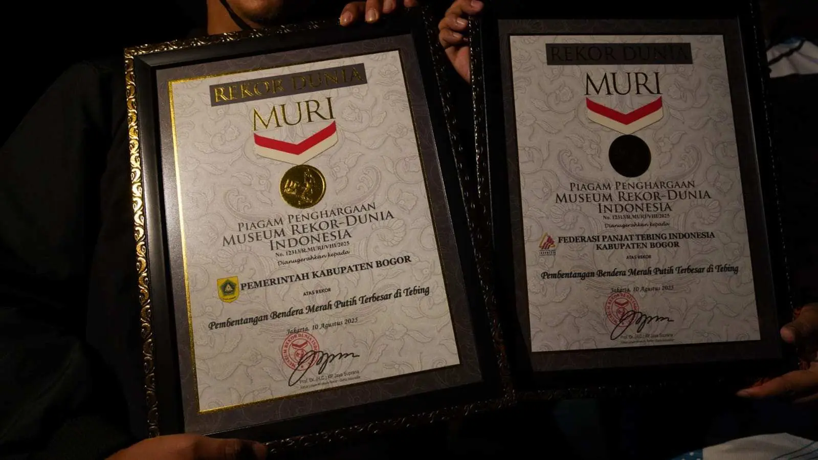 Pecahkan Rekor MURI, Bendera Merah Putih Istimewa Berukuran Raksasa Berkibar di Tebing Jeger