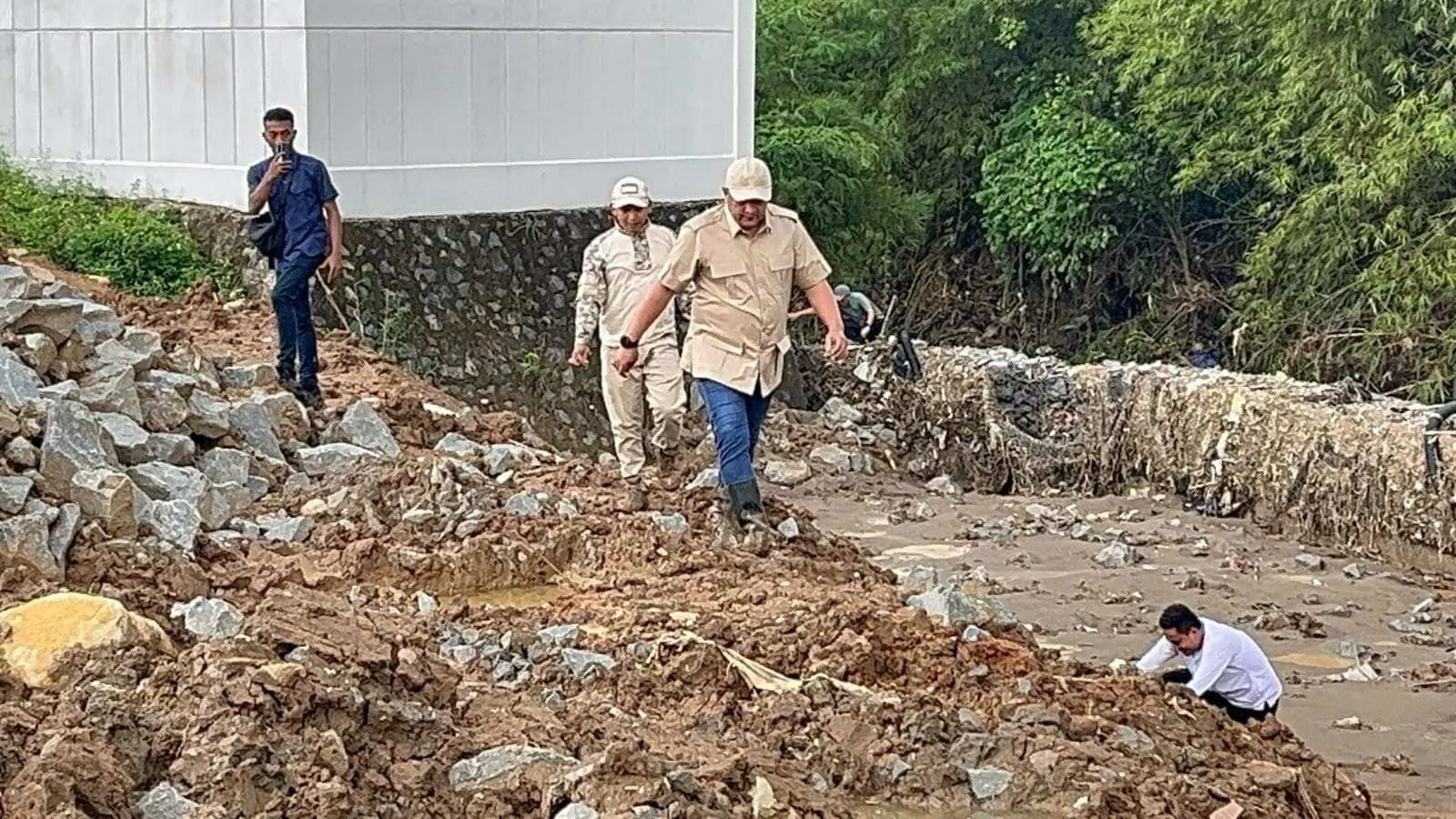 Bupati Bogor Rudy Susmanto Tinjau,Telusuri Terjadinya Banjir di Desa Cijayanti