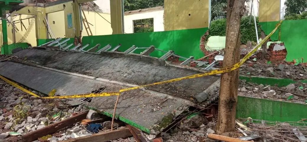 Diduga Bangunan MTsN 1 Parung Roboh Menimpa Tukang dan Meninggal Ditempat