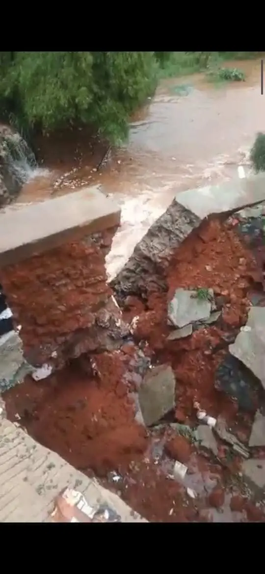 Tembok Penahan Tanah Jebol, Akses Penting Jembatan Penghubung Desa Rawakalong