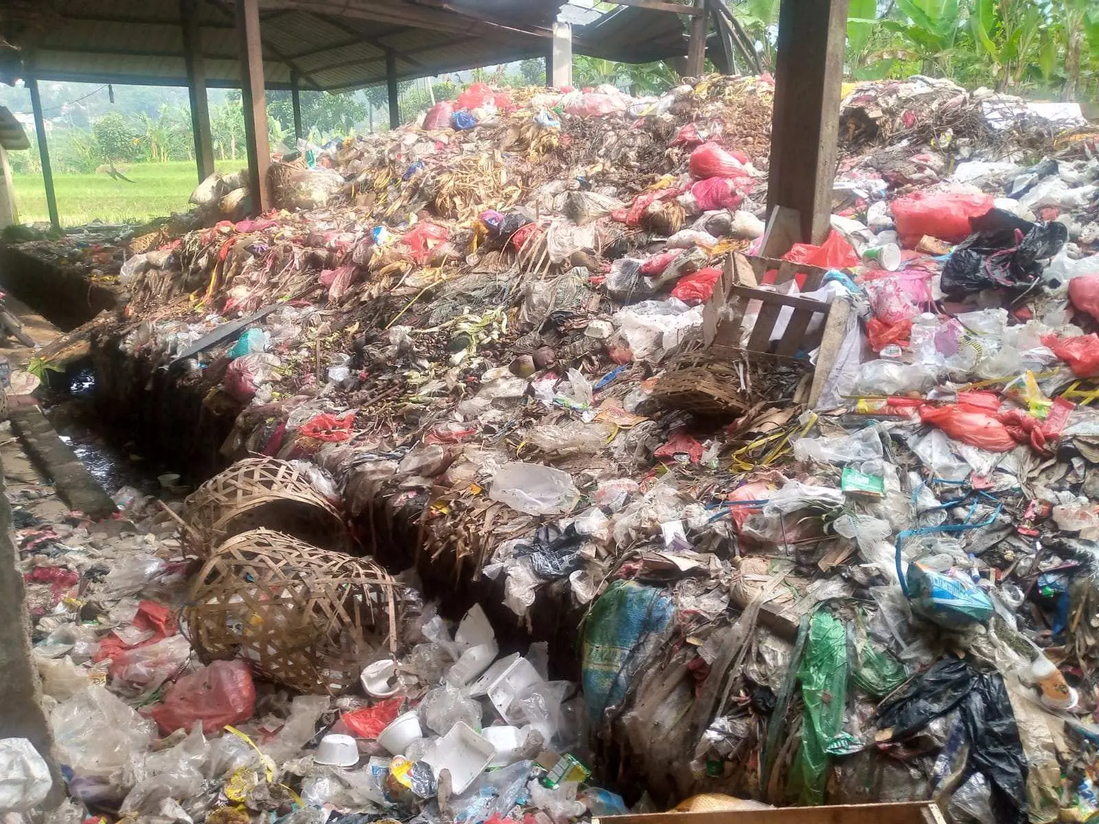 Sampah Pasar Tradisional Menggunung, warga Desa Sukamakmur Resah Bau yang Menyengat