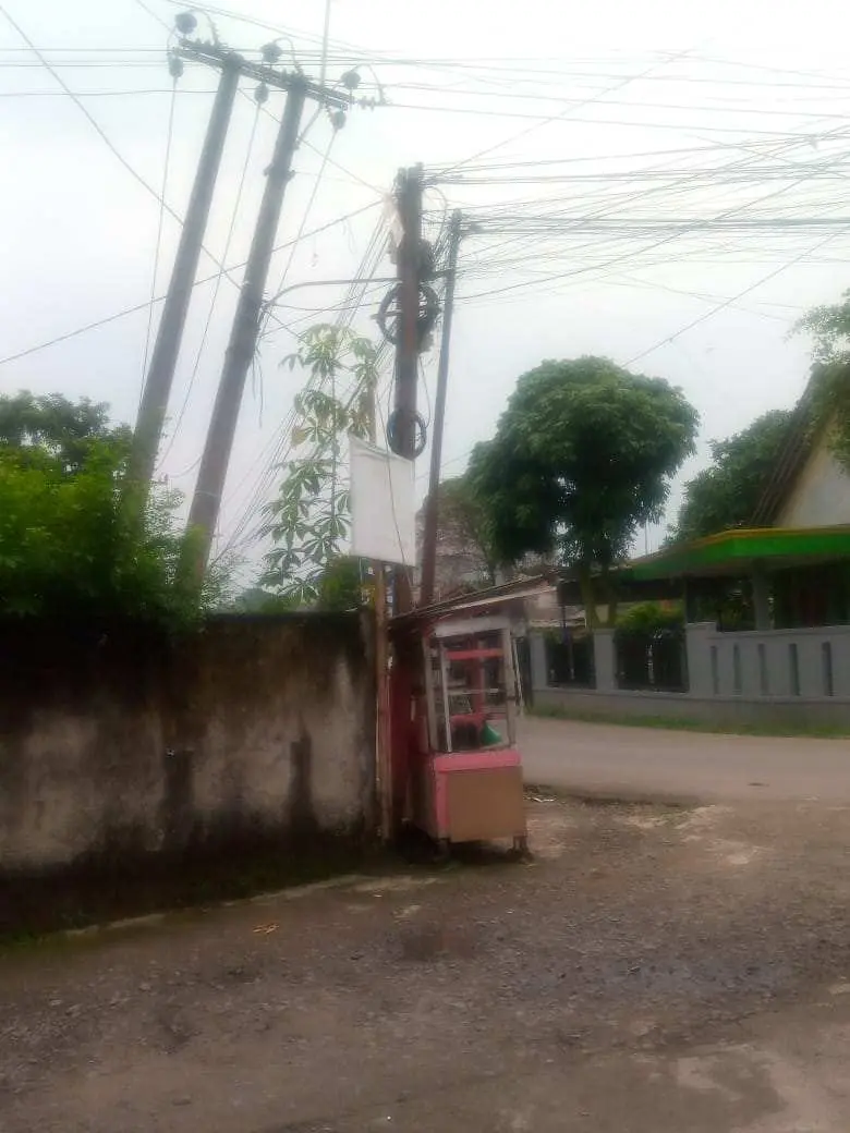 Awas, Dikwatirkan Roboh Tiang Kabel Provider dan tiang Listrik Miring