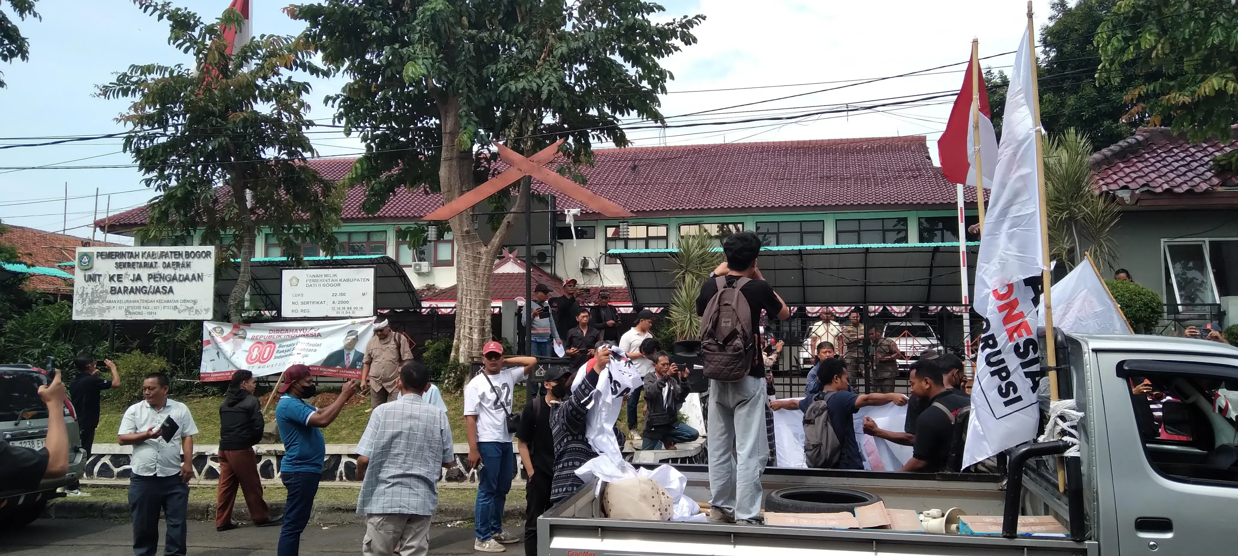 Aksi Bakar Ban, Aktivis Koalisi Indonesia Anti Korupsi Grudug Kantor ULP