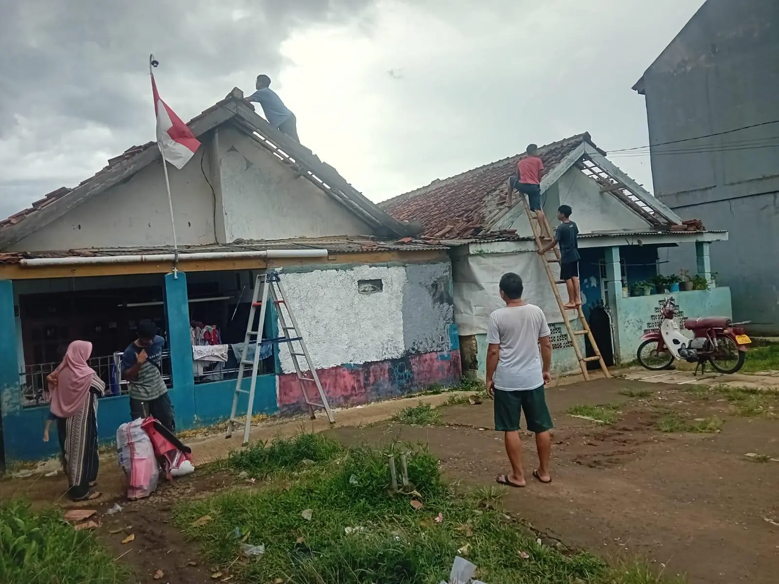 Asbes dan Genteng Beterbangan, Angin Puting Beliung Sapu Atap Rumah Digelonggong