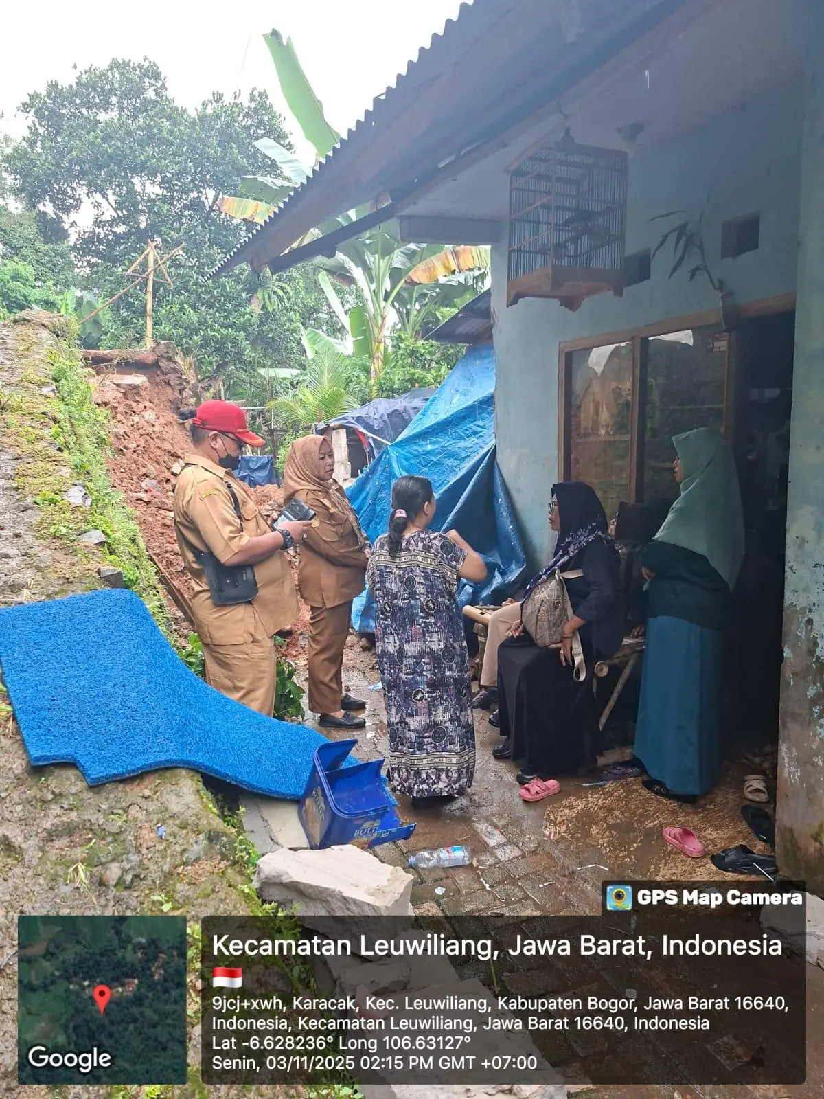 Pasca Longsor, Kades Karacak tinjau lokasi dan Langsung Berdialog Bersama Korban
