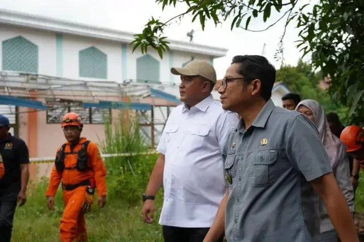 Bupati Bogor Tinjau Lokasi Runtuhnya Atap SMKN 1 Gunung Putri, Pastikan Kegiatan Belajar Mengajar Tetap Aman