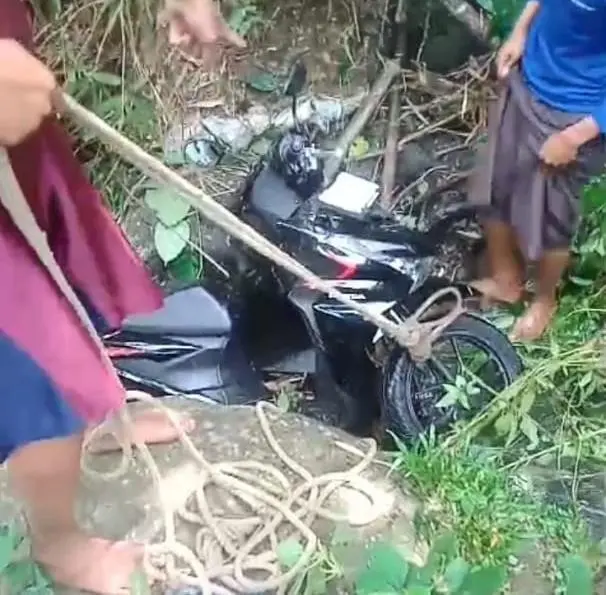 Jalan Licin dan Berlubang, Seorang Pemotor Terperosok Kejurang Didesa Palasari