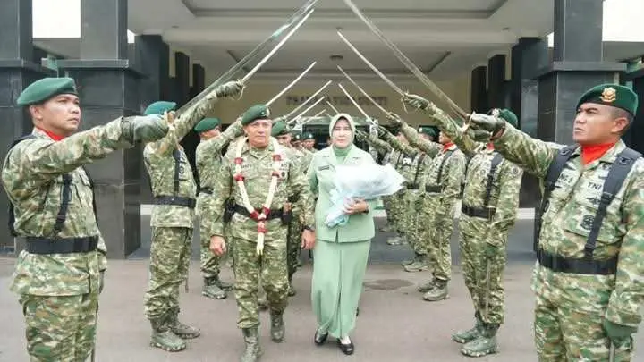 Pangdivif 1 Kostrad  Mayjen TNI Novi Rubadi Sugito Pimpin Upacara Sertijab Dicilodong 