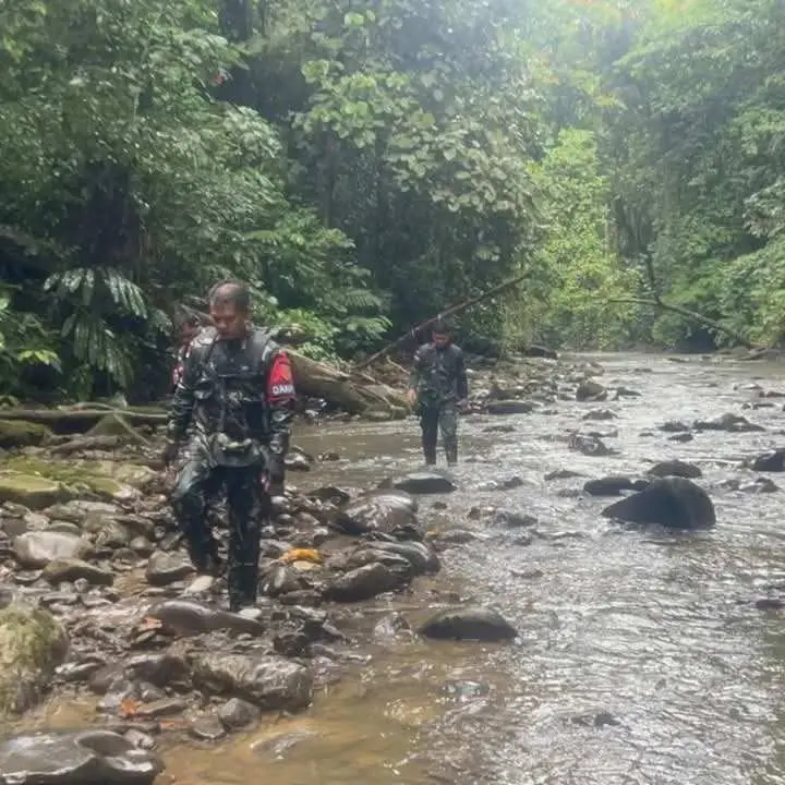 Garda Terdepan Kedaulatan Negara, Satgas Pamtas Yonarmed 11 Kostrad Laksanakan Patroli Patok Perbatasan RI-Malaysia