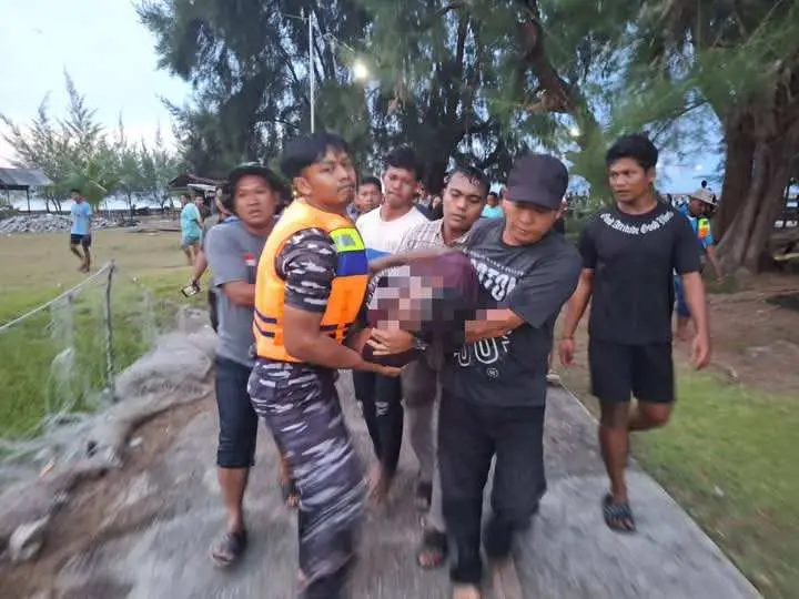 Gerak Cepat Prajurit TNI AL Evakuasi Jenazah Wisatawan yang Terseret Ombak Di Pantai Teluk Jaya